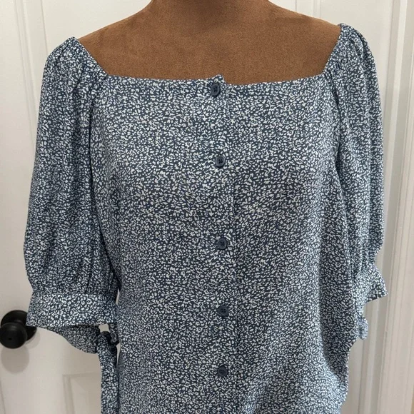 LC Lauren Conrad Free Flowing Ditsy Blue and White  Blouse with Puff Sleeves - Picture 3 of 9